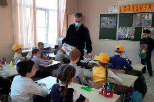 Читать далее о этой статье В школах Ростовской области проведён урок по ПДД «Самые главные в жизни Правила»