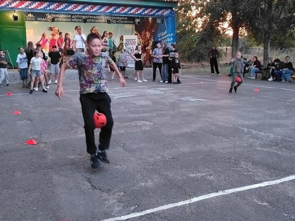 Вы сейчас просматриваете Вчера вечером площадка в «Орлёнке» превратилась в настоящую арену страсти, скорости и спортивного азарта! 🏃‍♂️